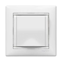 Legrand Valena 2P+F csatlakozóaljzat csapófedéllel, fehér, 774422